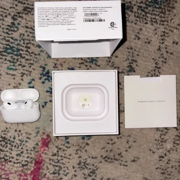 Apple White Earbud Headphones